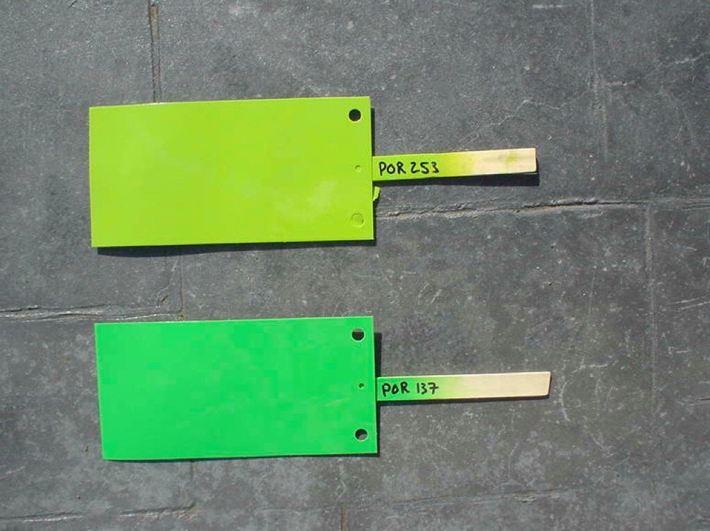 Duas plaquetas de amostra de cor PTS em tons de verde, identificadas como POR 253 e POR 137