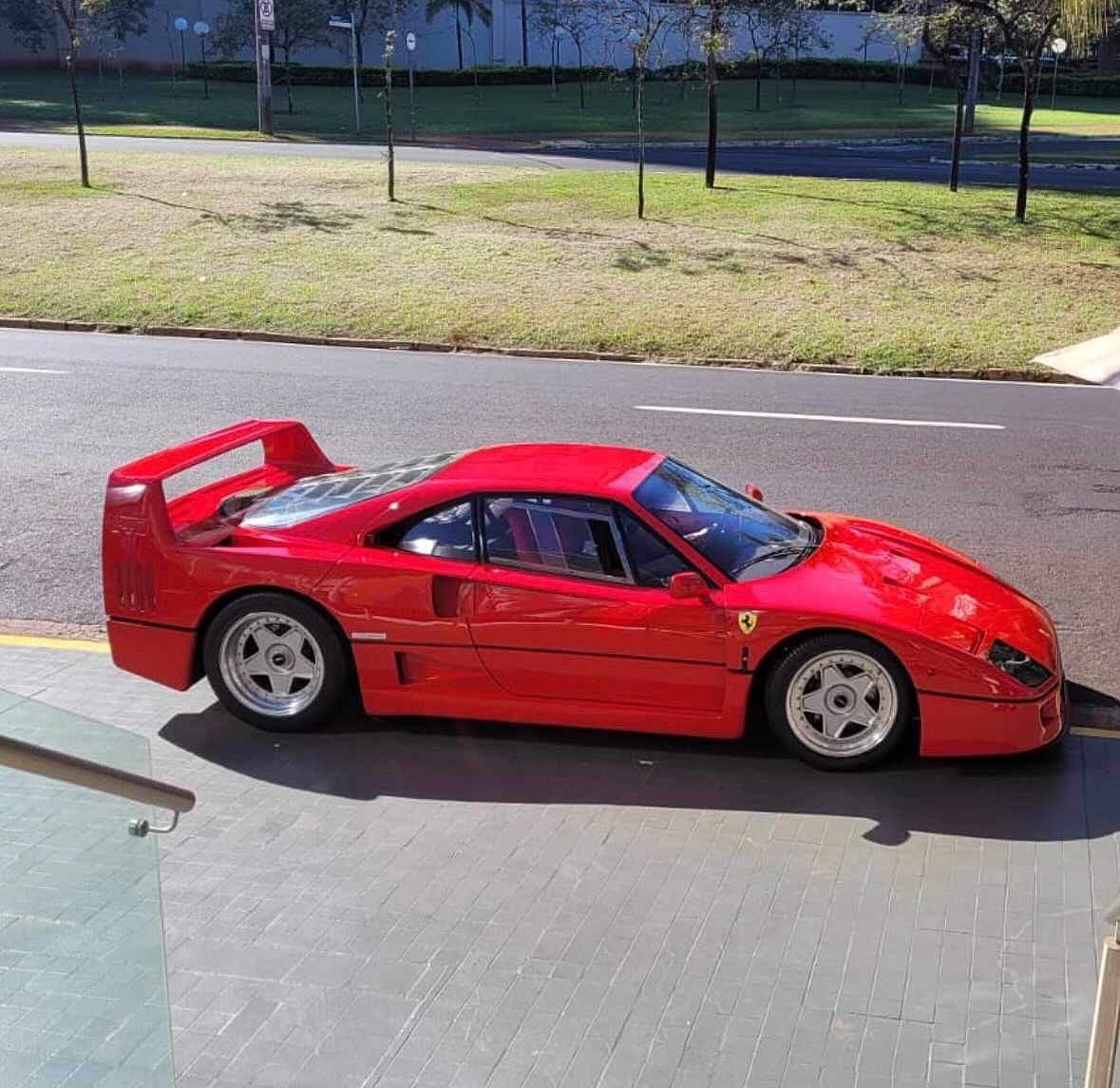 Ferrari F40 vermelha vista de cima em Ribeirão Preto