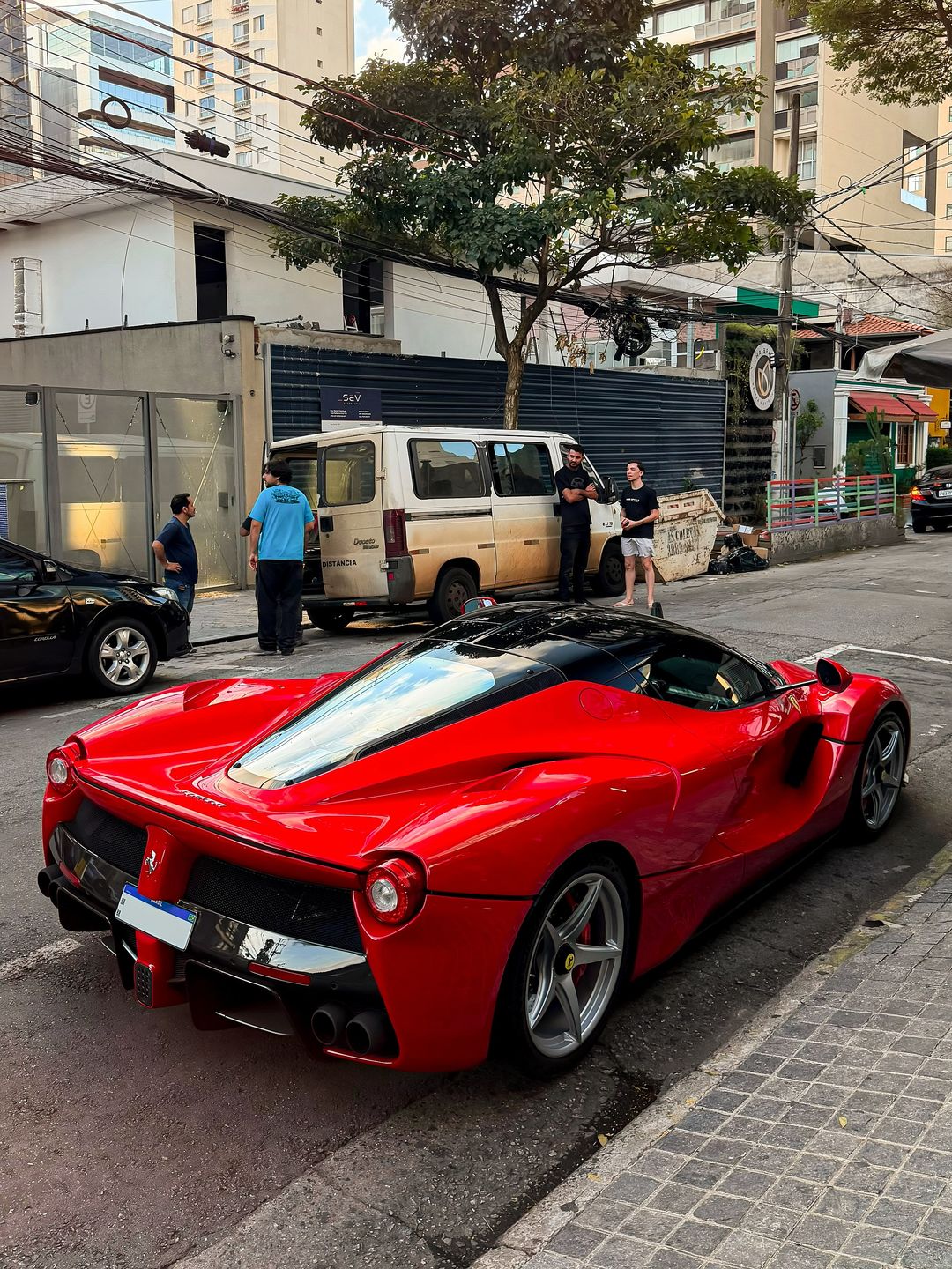 Ferrari LaFerrari vermelha estacionada numa rua de São Paulo