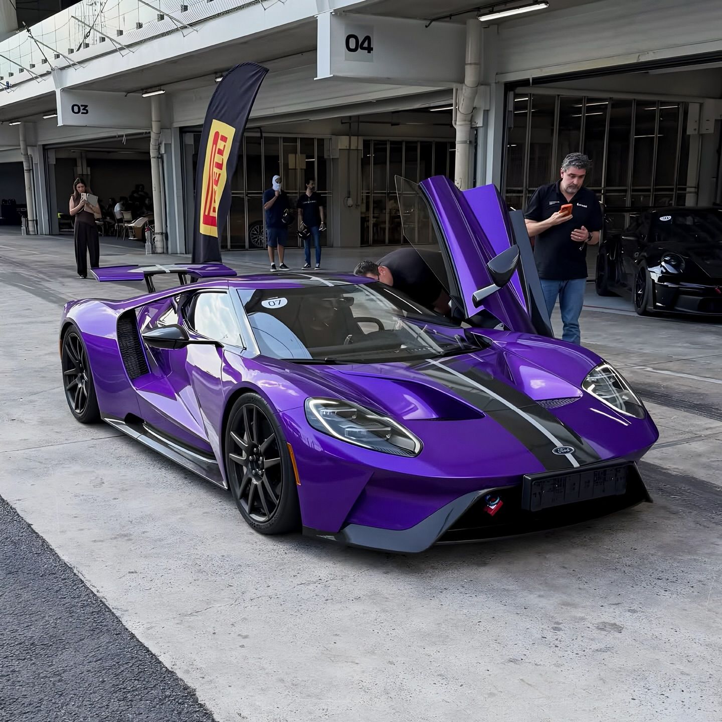 Ford GT Carbon Series roxo com faixas de carbono expostas, de portas abertas em São Paulo