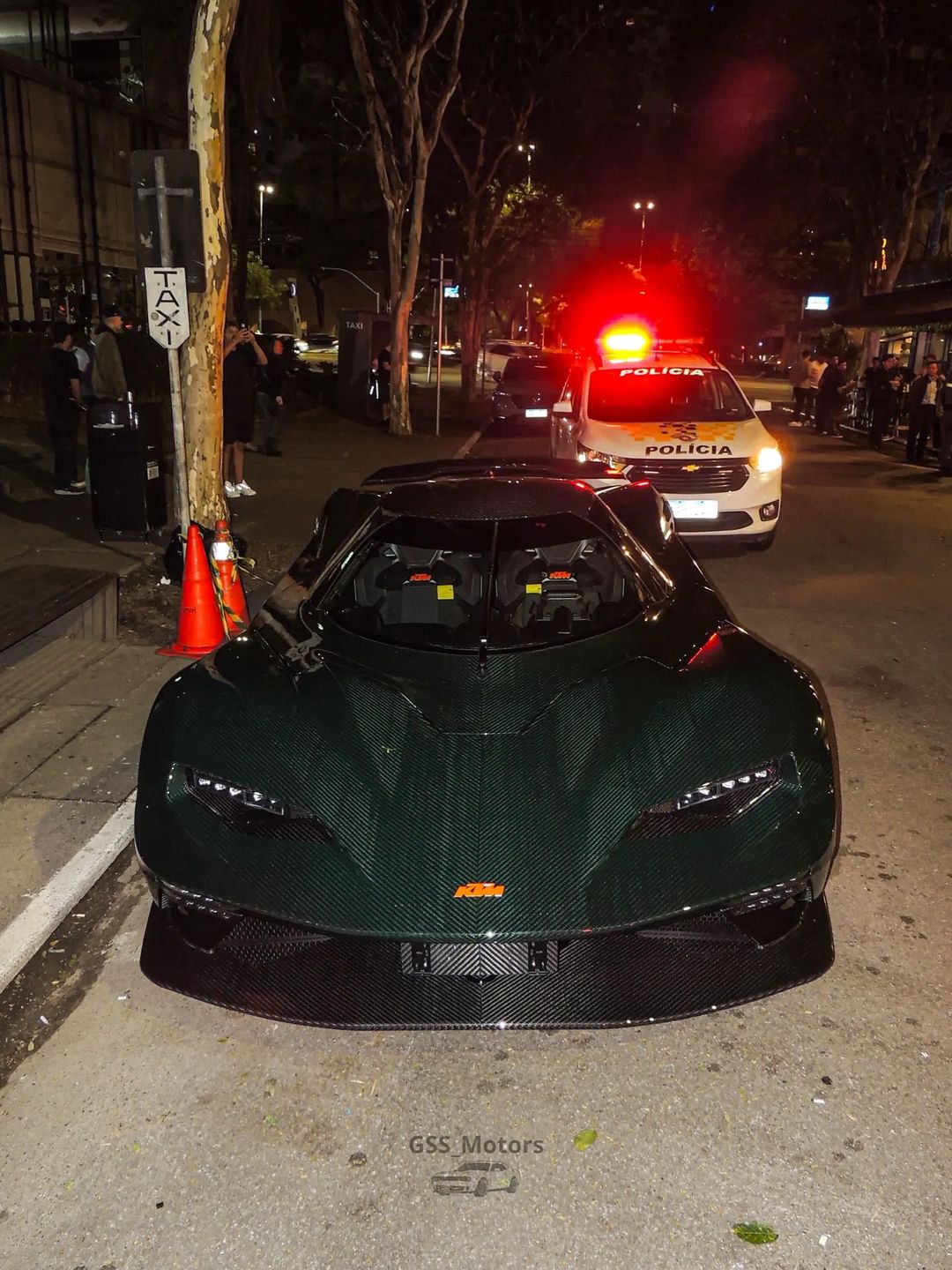 KTM X-Bow GT-XR verde escuro à noite numa rua de São Paulo