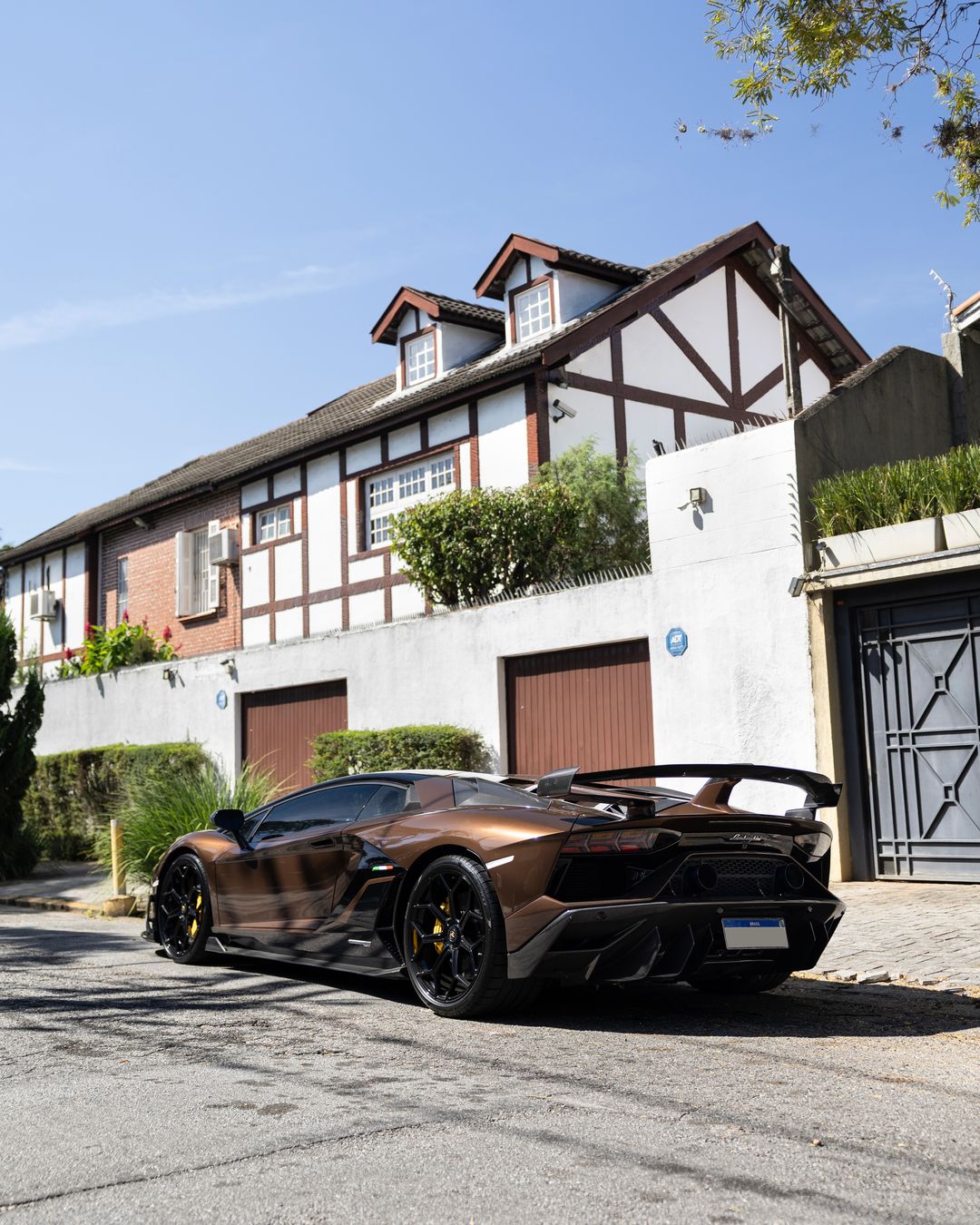 Lamborghini Aventador SVJ marrom diante de uma casa em São Paulo
