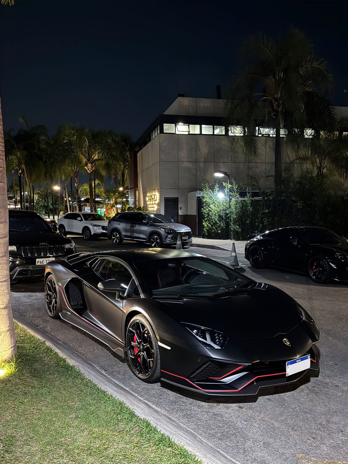 Lamborghini Aventador Ultimae preta fosca fotografada à noite em Brasília