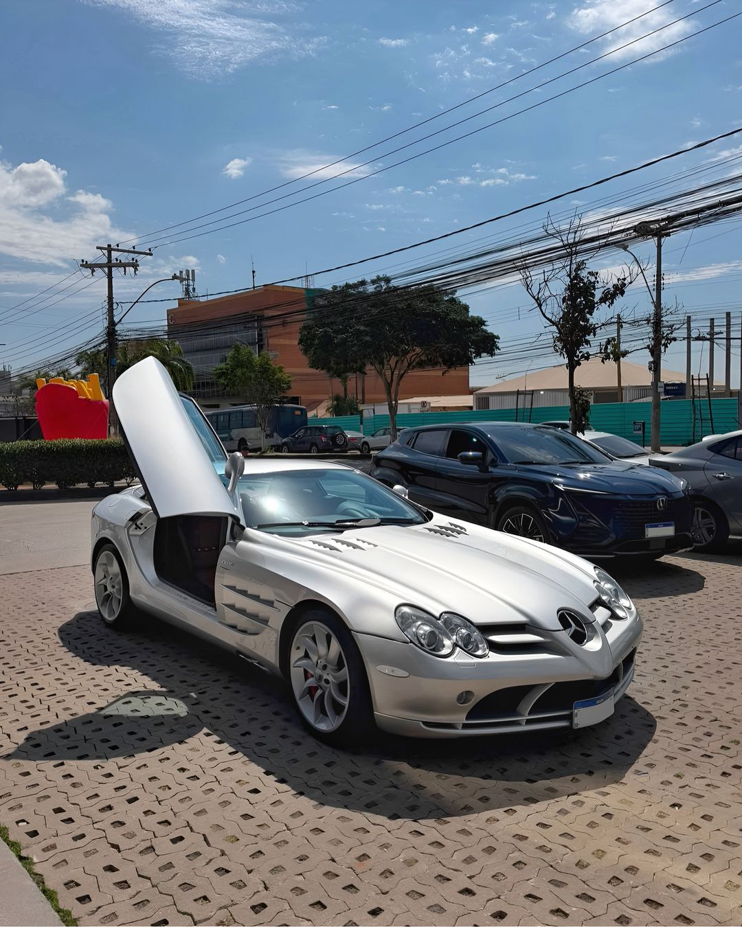 Mercedes SLR McLaren prata de portas abertas em Belo Horizonte