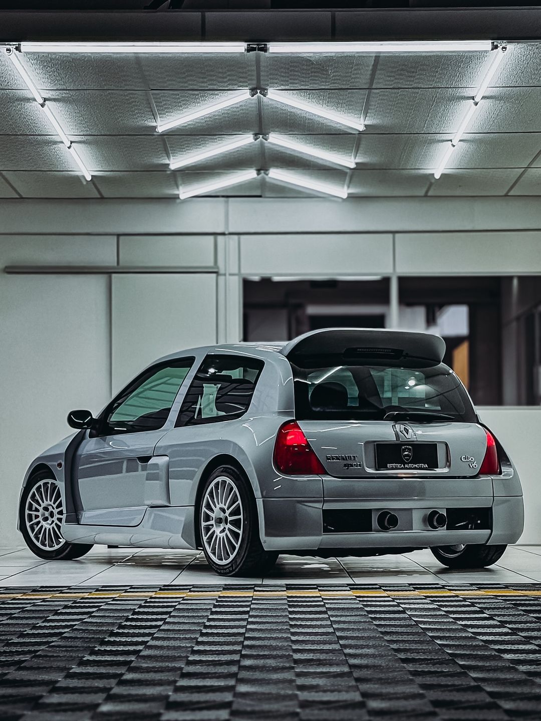 Renault Clio V6 Phase 1 prata dentro de um estúdio de estética automotiva em Jaraguá do Sul