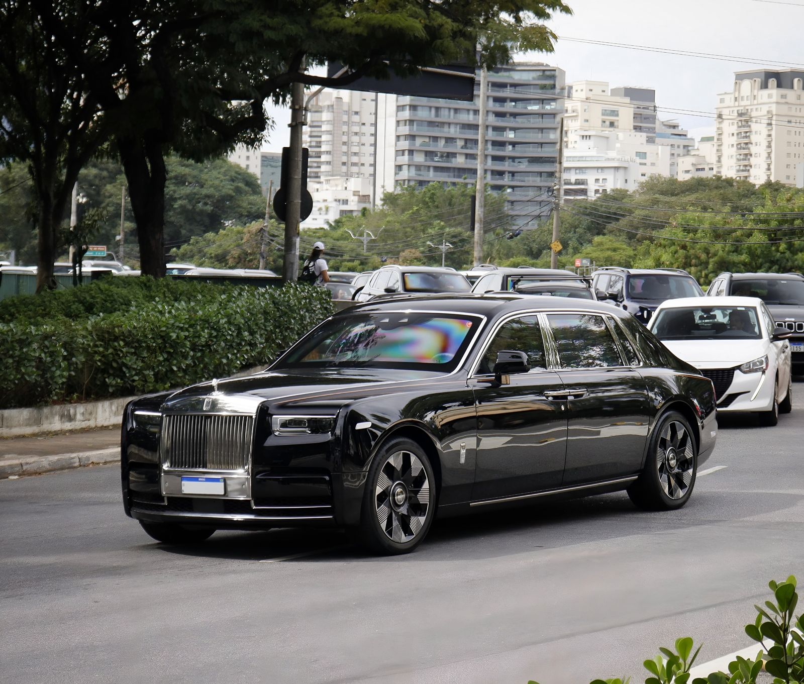 Rolls-Royce Phantom VIII Series II preto rodando numa avenida arborizada de São Paulo