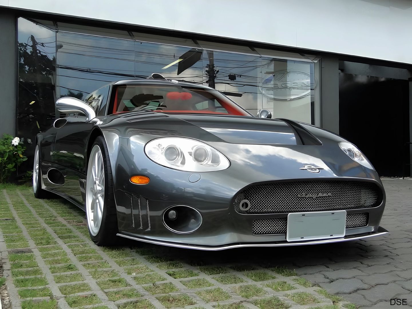 Spyker C8 Laviolette cinza estacionado diante de uma loja em São Paulo